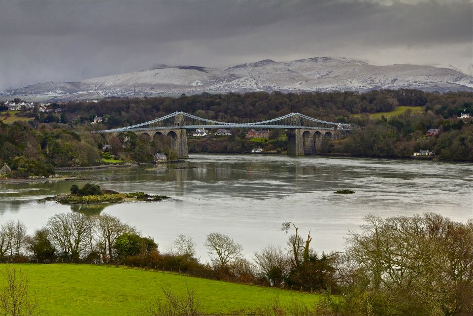 24.jpg - il celebre Menai Bridge, costruito dallo stesso infaticabile Telford, nel 1826 congiunge l’isola di Anglesey alla terraferma