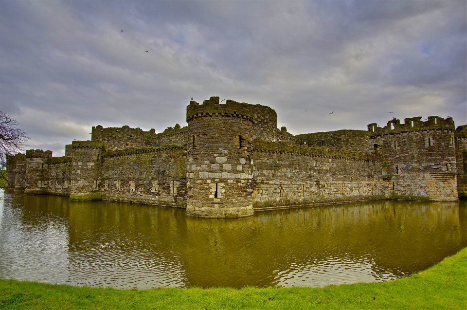 27.jpg - Ma la vera meraviglia di Anglesey è il castello di Beaumaris, l'ultimo fatto costruire da Edoardo I (1295) per stringere in una morsa d'acciaio l'appena sottomesso Galles del nord.