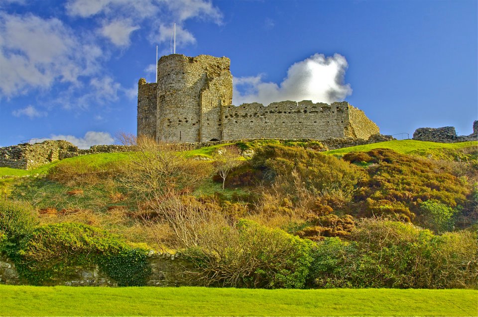 40.jpg - Eccoci finalmente a Criccieth Il castello del 1200, oggi in rovina, spicca su un promontorio roccioso a picco sul mare.