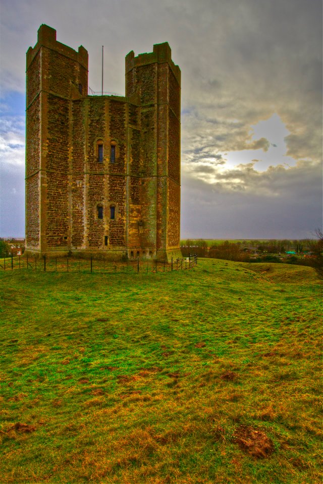 22.jpg - Una torre del XII secolo domina il panorama