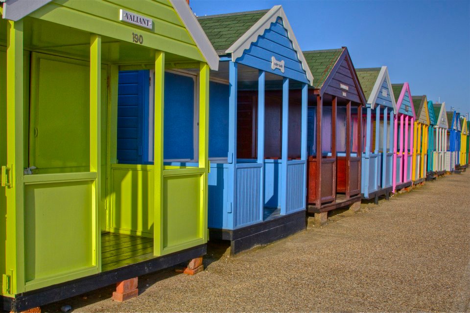 48.jpg - le cabine multicolori fiancheggiano la spiaggia