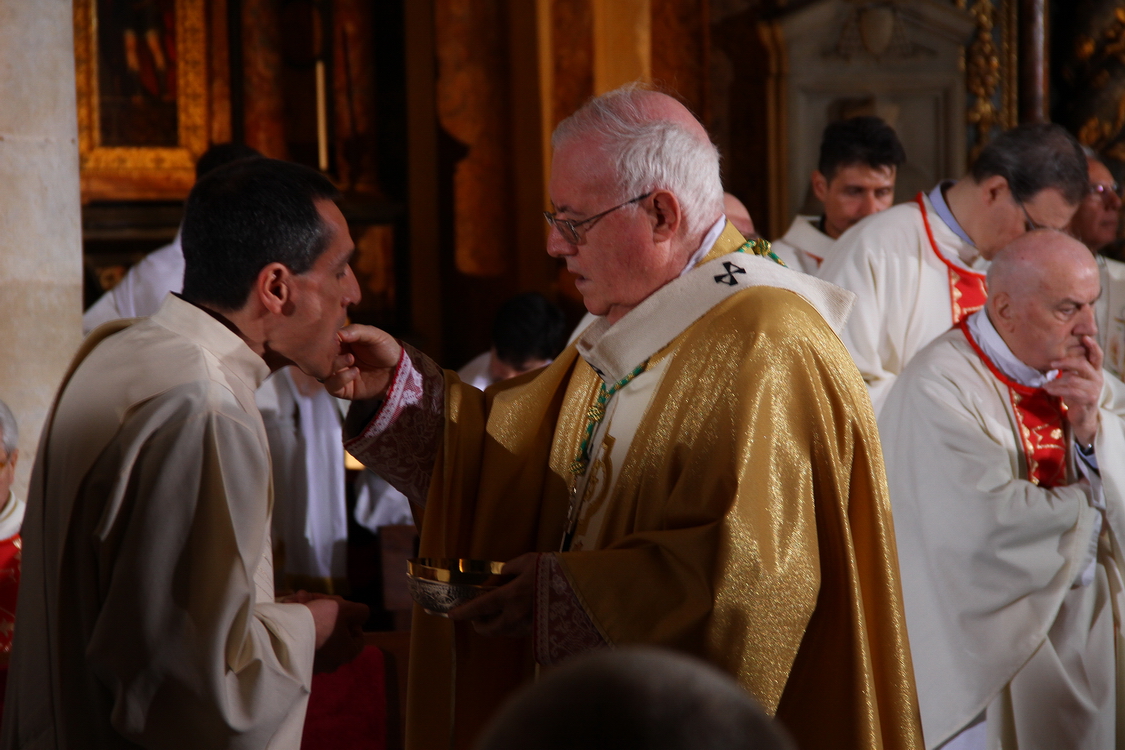 Inaugurazione_34.JPG - Monsignor Cesara Nosiglia dà la comunione