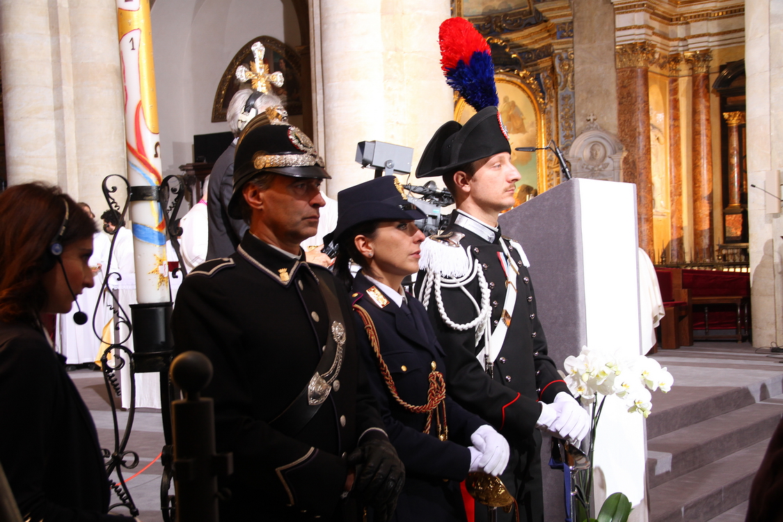 Inaugurazione_36.JPG - Militari in alta uniforme nel duomo durante la s. messa