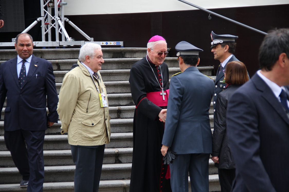Inaugurazione_46.JPG - Monsignor Cesare Nosiglia, Arcivescovo di Torino, con rappresentanti delle Forze Armate