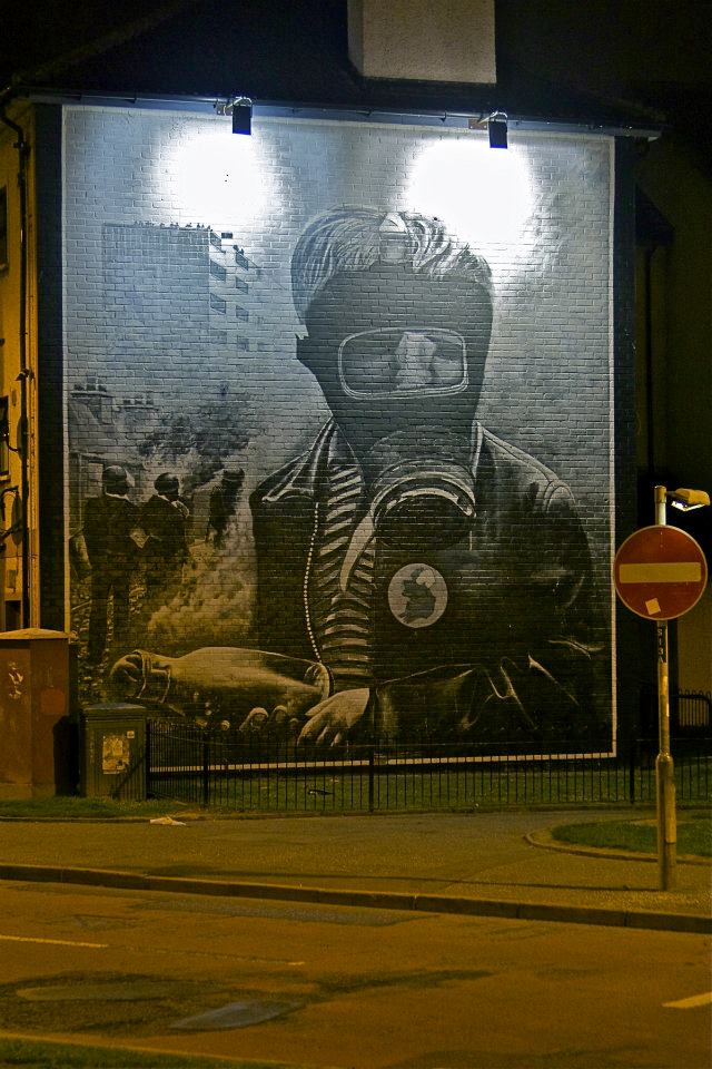 10.jpg - Questi lavori sono stati realizzati da artisti famosi...il più noto è "petrol bomber" che raffigura un volontario dell'IRA
