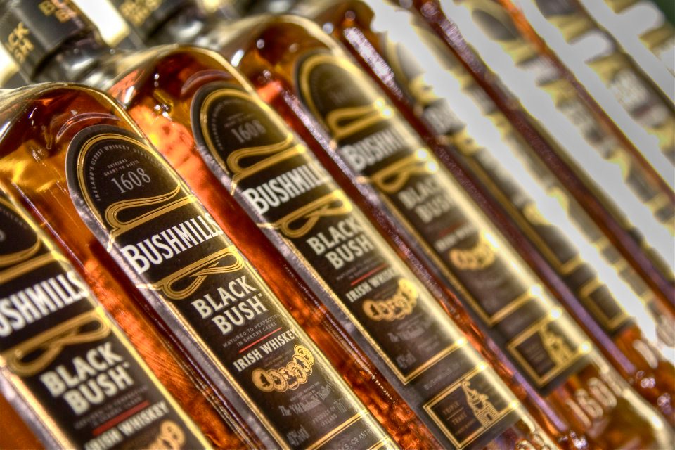 18.jpg - La distilleria Bushmills è la più antica al mondo ad aver ottenuto una licenza. Dal 1608 produce whiskey a singolo malto e tripla distillazione. Nel corso dell'invecchiamento circa la metà della gradazione alcolica evapora e questa viene in gergo chiamata...la quota degli angeli...