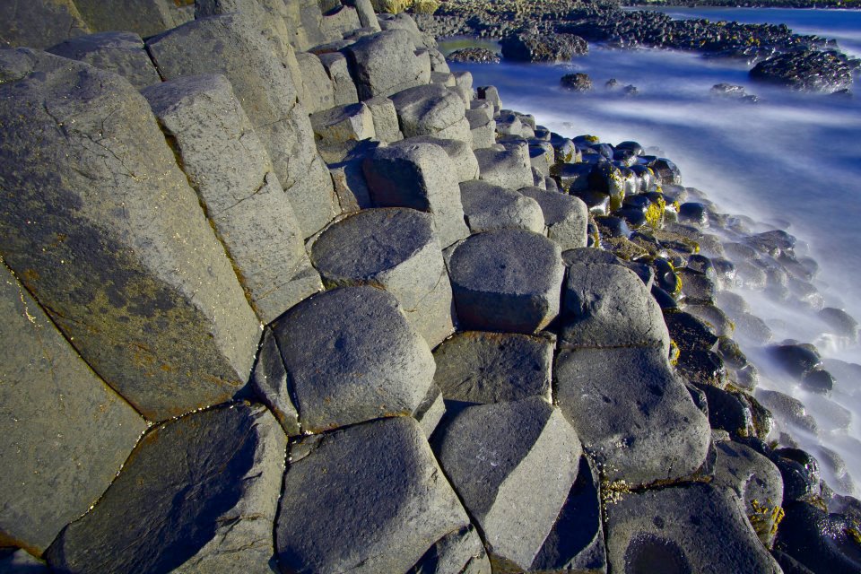 21.jpg - Queste rocce si formarono 60 milioni di anni fa per il rapido raffreddamento della lava a contatto con il mare