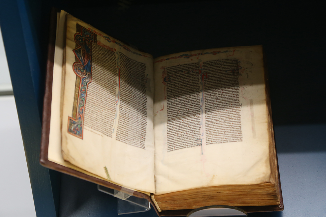 LoScrignoDelCardinale_20.jpg - Bibbia di Maulbronn Renania settentrionale 1225 circa Tempera e foglia d'oro su pergamena Torino, Biblioteca Nazionale Universitaria