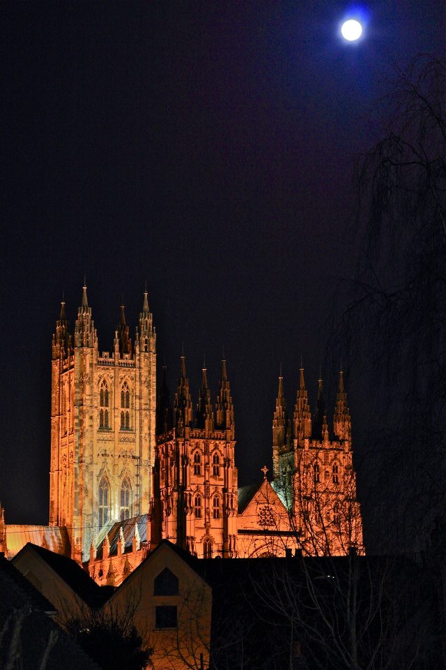 10.jpg - La luna sottolinea la bellezza della cattedrale di Canterbury