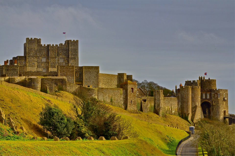 25.jpg - Il castello di Dover è un’imponente fortezza costruita appositamente in un ponto vulnerabile, cioè nel punto dove l’Inghilterra è più vicina all’Europa