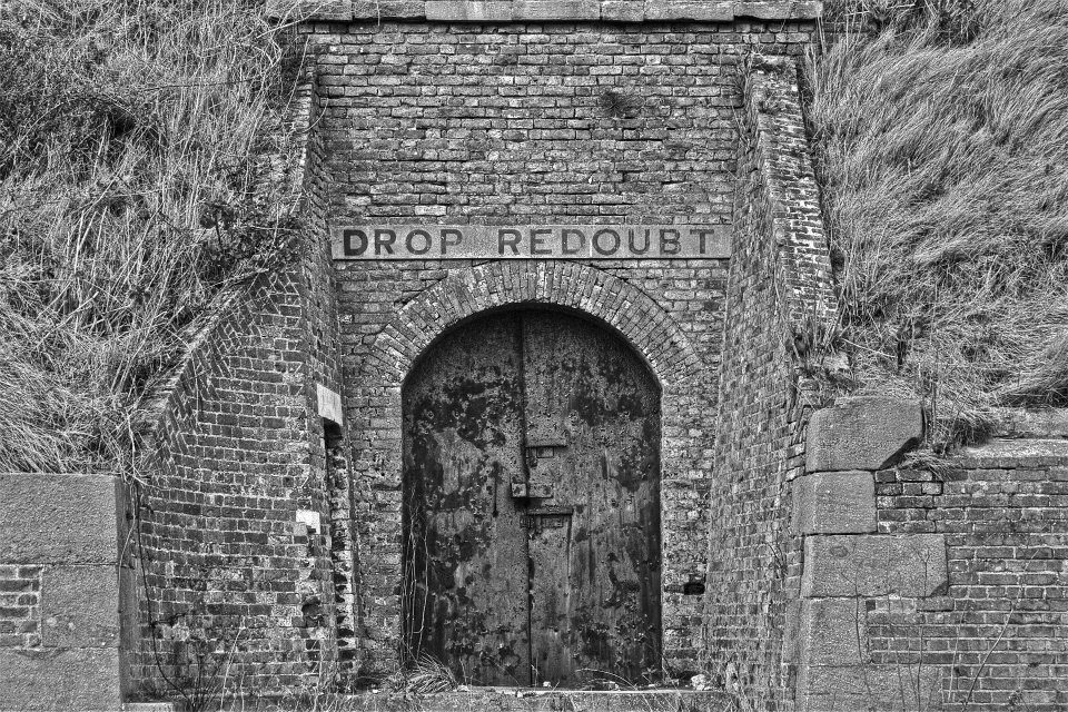 28.jpg - Fino al Drop Reduobt altra fortificazione ben più moderna sul versante ovest di Dover. Queste fortificazioni hanno avuto un ruolo anche nell’ultima guerra