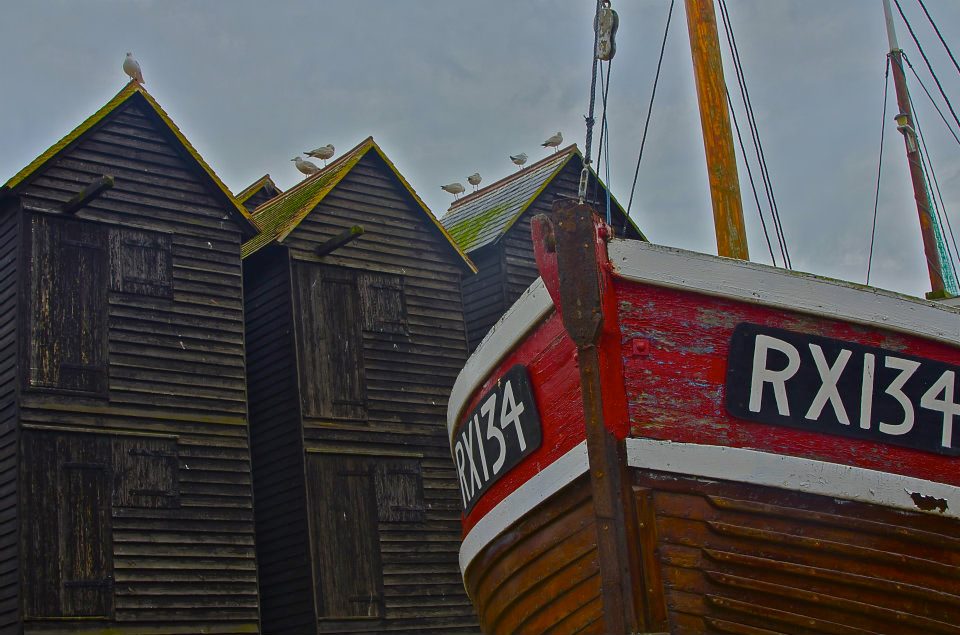 40.jpg - Famosa per l’invasione normanna del 1066, oggi Hastings è una località balneare alla moda ma anche un antico porticciolo per la pesca dove spiccano le “net shops” capannoni in legno nerissimo usati da tempo come deposito dell’attrezzatura da pesca