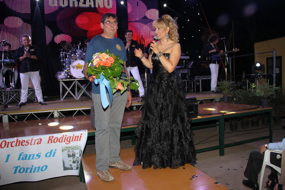 Gorzano24_223.JPG - il presidente Armando con il vice Giancarlo porgono un omaggio floreale offerto dalla "Botteguccia di Romina" alla Cantante Monica
