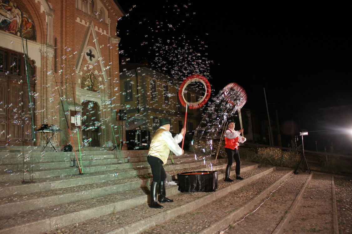 Gorzano26_576.JPG - Spettacolo di bolle di sapone davanti alla Chiesa