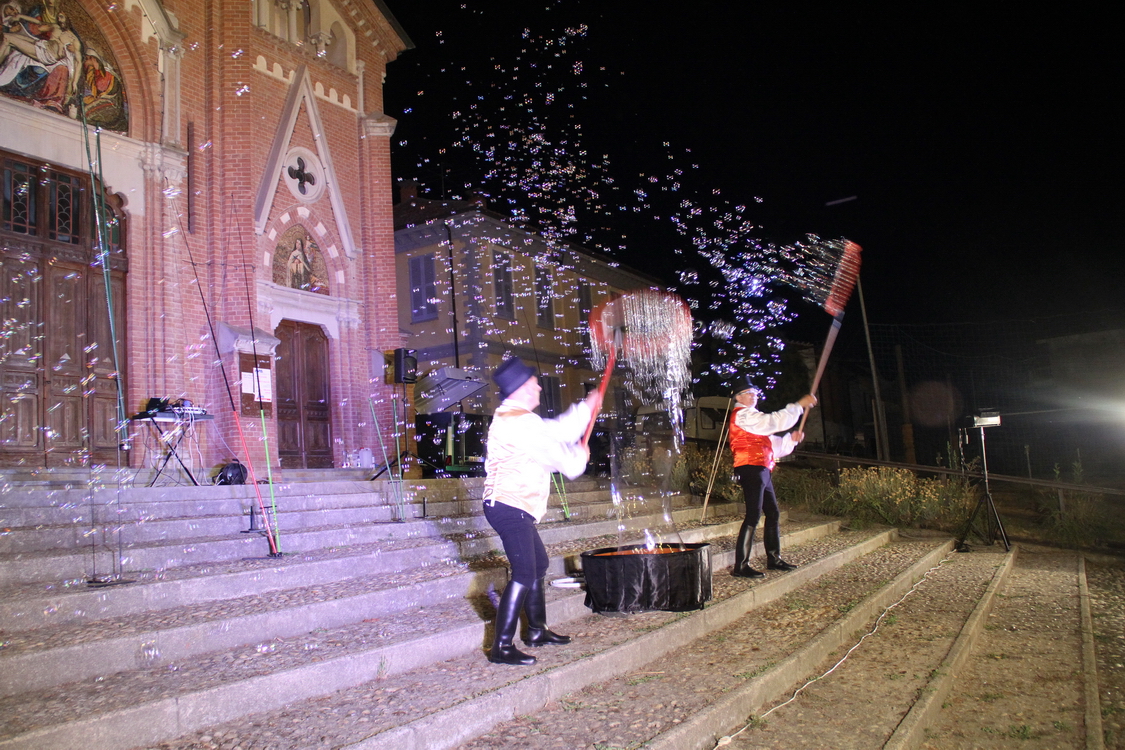 Gorzano26_578.JPG - Spettacolo di bolle di sapone davanti alla Chiesa