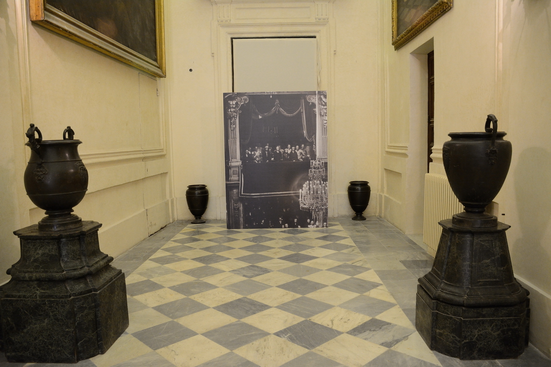 SindonePalazzoReale_31.jpg - Dalla porta in fondo coperta da un pannello con una foto dei reali si accede direttamente al palco reale in Duomo