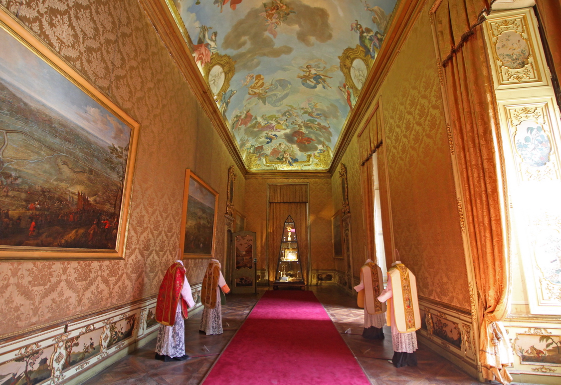 SindonePalazzoReale_58.JPG - Un ampio corridoio con il soffitto dipinto porta alla Cappella Reale