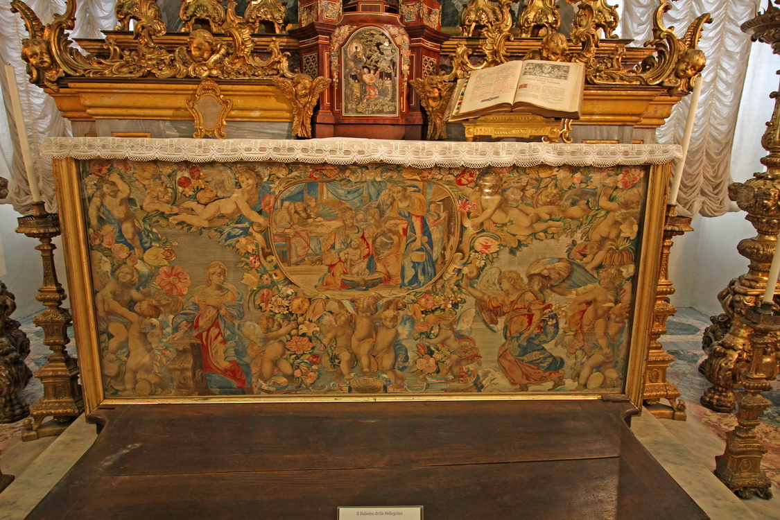 SindonePalazzoReale_74.JPG - Regia Cappella - Particolare del Paliotto del Pellegrino che arricchisce l'altare