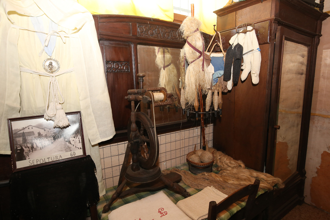 MuseoMemoria_021.jpg - RUCA PER FILE' Canocchia. Serve a reggere l'ammasso di fibre tessili durante l'operazione di filatura, in modo che il filatore abbia comodamente a disposizione le fibre mantenendo libere le mani.