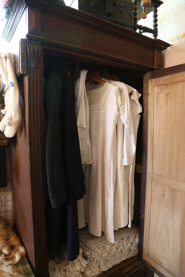 MuseoMemoria_023.jpg - VESTE, CAMISOLE, CAMISE DA N&OumlC, PALTO'  E FARDEL Vestiti, mutande, camicie da notte, cappotti e corredo
