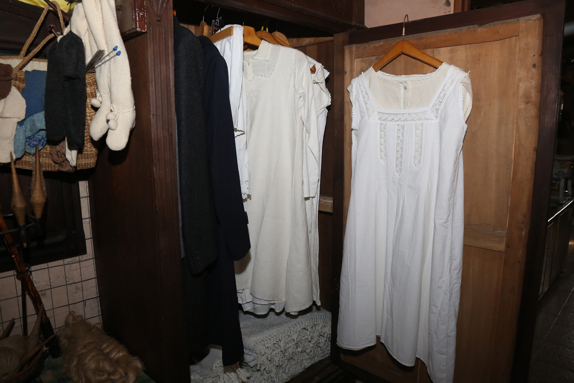 MuseoMemoria_026.jpg - VESTE, CAMISOLE, CAMISE DA N&OumlC, PALTO' E FARDEL Vestiti, mutande, camicie da notte, cappotti e corredo