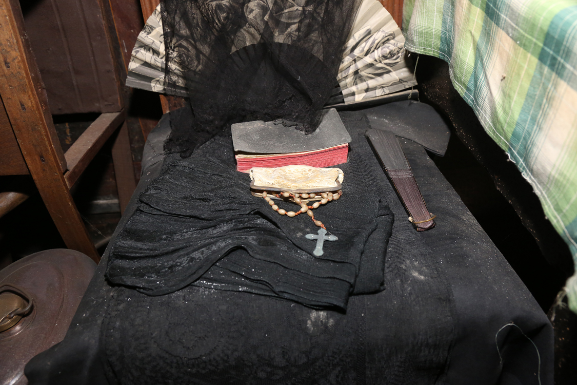 MuseoMemoria_047.jpg - LUBRE ED PREGHIERE E CURUNA DU RUSARI , VENTAIJNA e QUEFE PER SEPULTURA Libro di preghiere, corona del rosario, ventaglio e veli per sepoltura