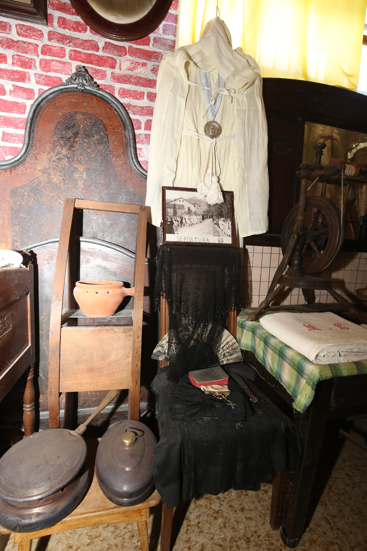 MuseoMemoria_051.jpg - SCAUDA LEC, CUCU E FRA; CUMPLET PER SEPULTURA Scalda letto, Frate e cucu (ciotola di terracotta in cui veniva messa brace), Completo da sepoltura