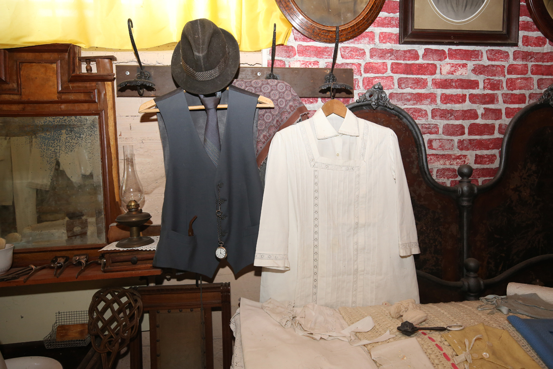 MuseoMemoria_055.jpg - GIUPUN, CURPET, CAPEL, GIAC DA NOCGilet, corpetto, cappello, camicia da notte