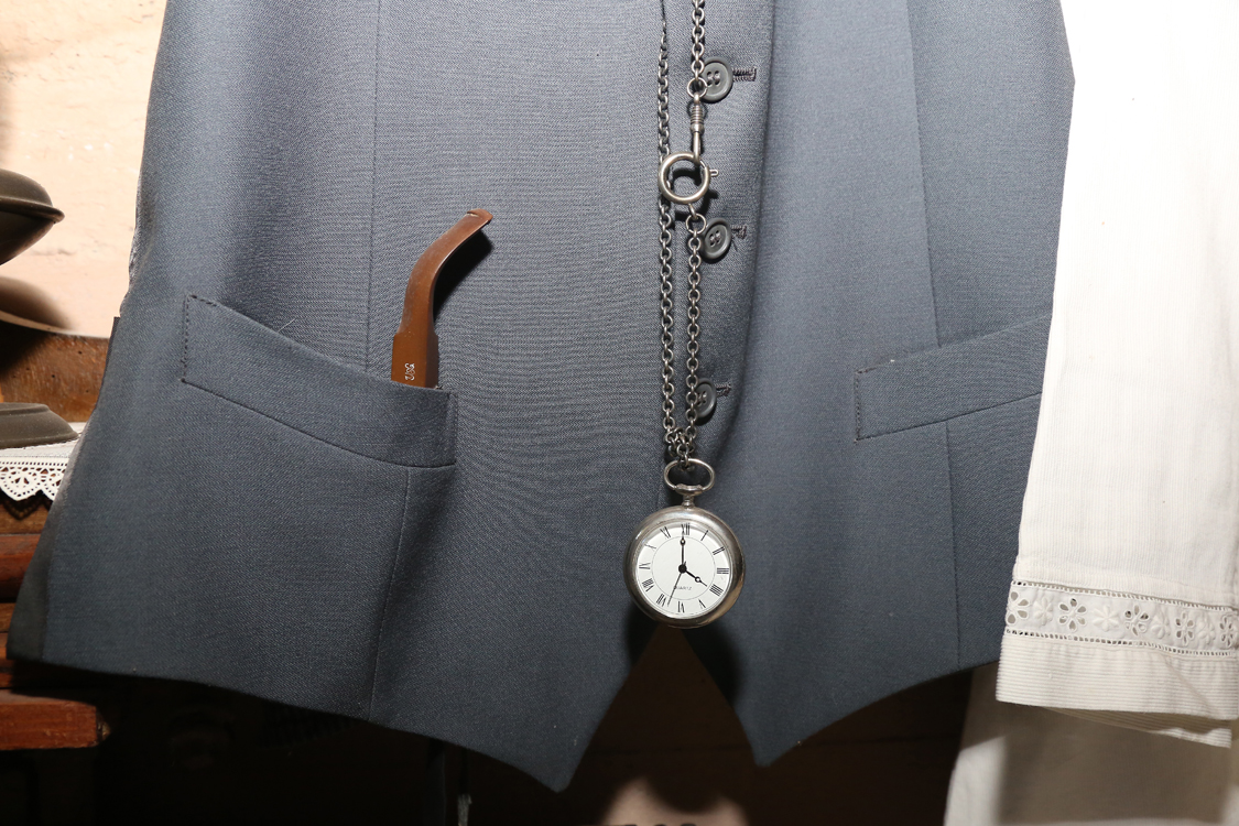 MuseoMemoria_067.jpg - CURPET (GIUPUN) CUN SIULA E PIPA Gilet con orologio a cipolla e pipa