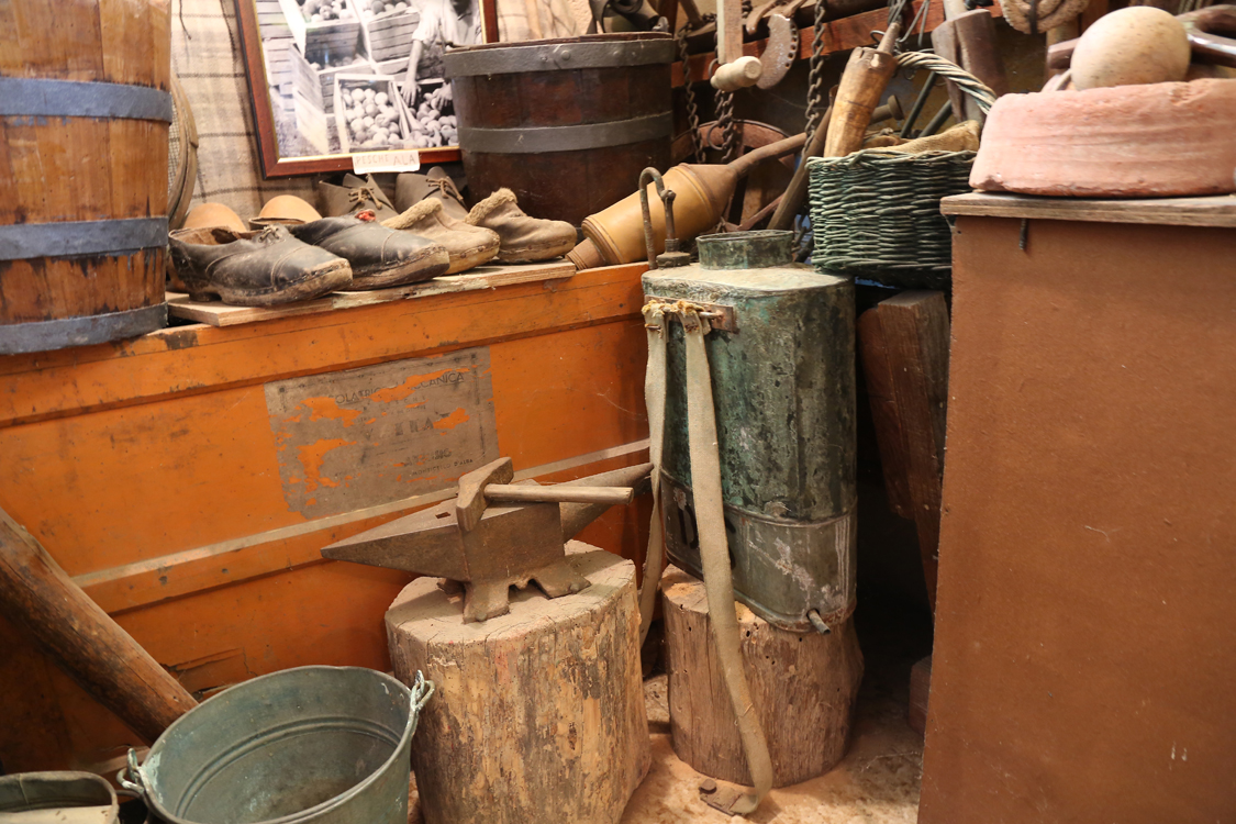 MuseoMemoria_085.jpg - ANCHISU PER MARTLE' ER FAUSIE, MACHINA DA DE' ER VERDARAM, SUFIET DA SOLFU, SOCR Incudine per molare la falce, macchina da verdarame, soffietto per zolfo, zoccoli