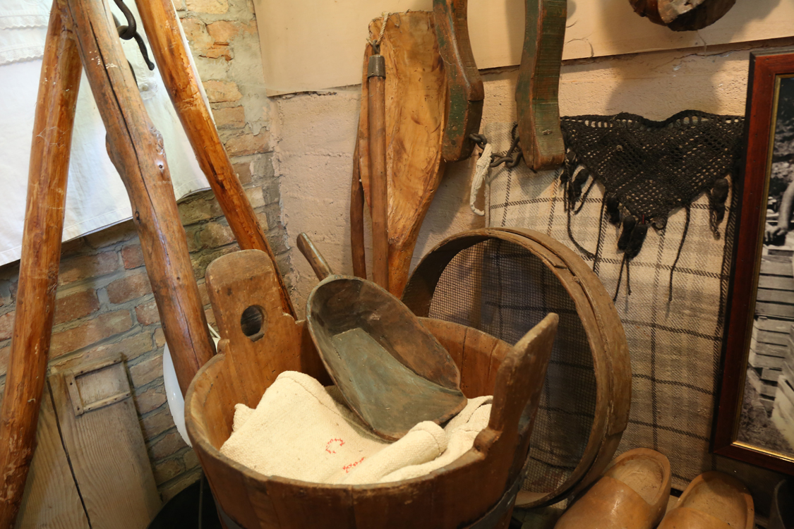 MuseoMemoria_089.jpg - PALOT CUN U SEBRE DA FARINA ED BOSC Paletta e grosso mastello in legno per farina