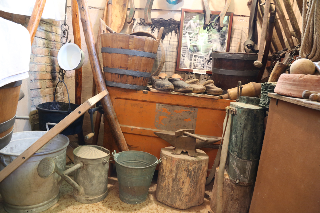 MuseoMemoria_092.jpg - NIVULA, SIGILIN ED TOLA, TUJUN  Innaffiatoio, secchiello di latta e grossa bacinela