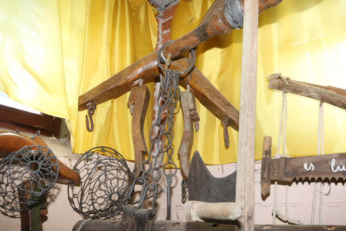 MuseoMemoria_094.jpg - SUET, MUSEI E ZUNCULE Giogo per una sola mucca, MuseruoleZuncule (catene che venivano collegate in cima al timone dei carri e che terminavano con striscie di cuoio da avvolgere alle corna delle mucche)