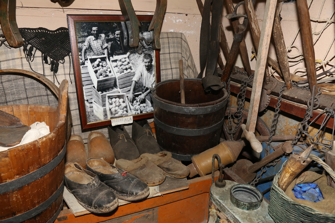 MuseoMemoria_104.jpg - SOCR, MASTEI E ATRES Zoccoli, mastelli e altri attrezzi