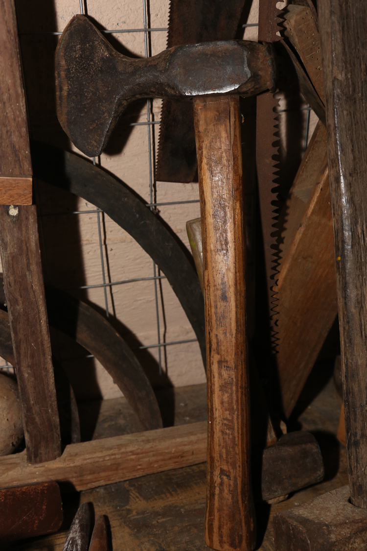 MuseoMemoria_106.jpg - SPECIE ED SU' CHE SUMA NEN EL NOM Tipo di scure di cui ignoriamo il nome esatto che serviva per rifinire il lavoro fato con la scure normale