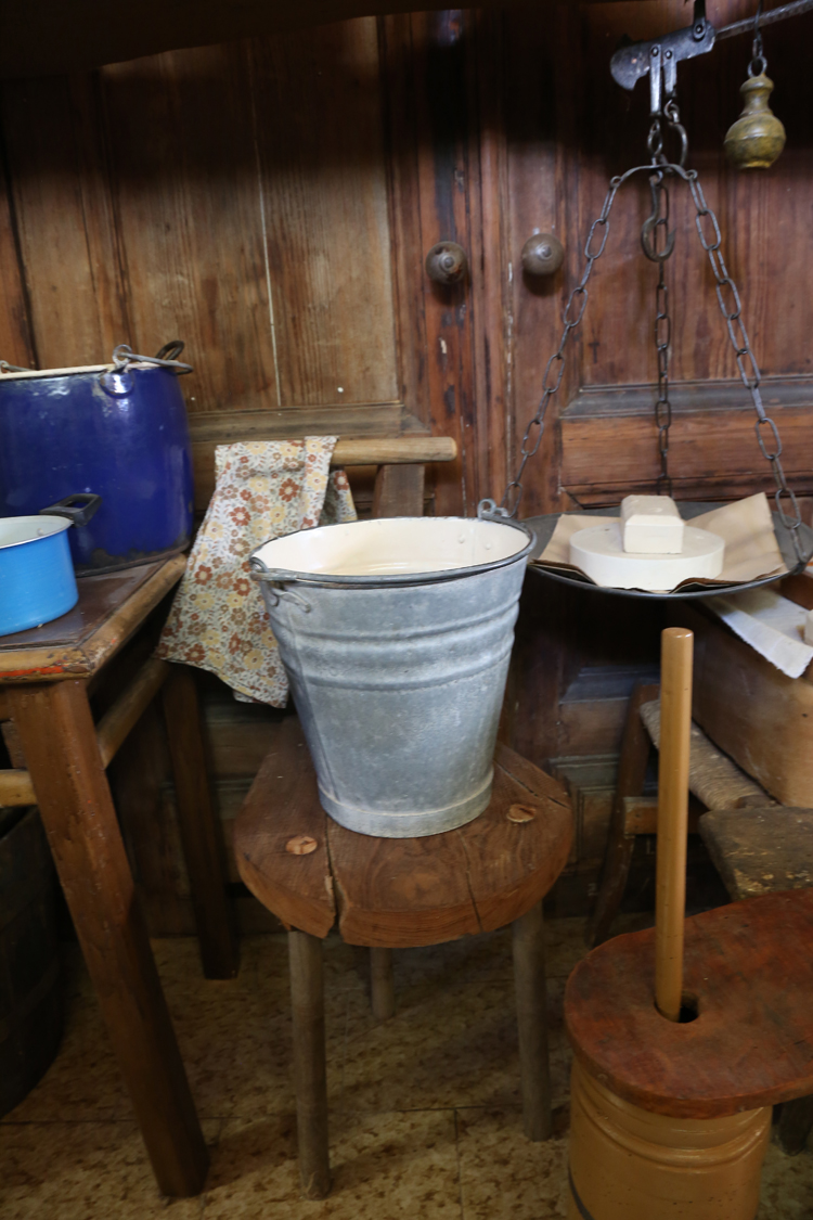 MuseoMemoria_123.jpg - SCAGNET A TRE GAMBE E SIGILIN PER MUNSE ER VACHE Sgabello a tre gambe e secchio per mungere le mucche
