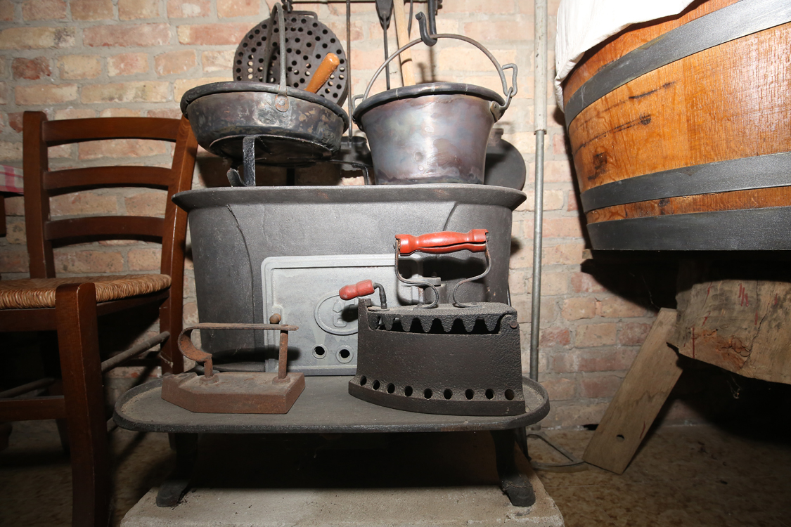 MuseoMemoria_126.jpg - STIVA ED GHISA, FER DA STIRE', PAIRO DA PULENTA E PAIJELA Stufa di ghisa, ferri da stiro, paiolo per la polenta e padella