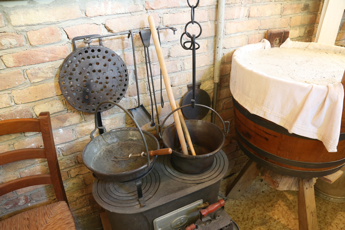 MuseoMemoria_132.jpg - STIVA ED GHISA, PAIRO DA PULENTA E PAIJELA, TUIRUN PER GIRE' LA PULENTA Stufa di ghisa, paiolo per la polenta e padella, bastone di legno per girare la polenta