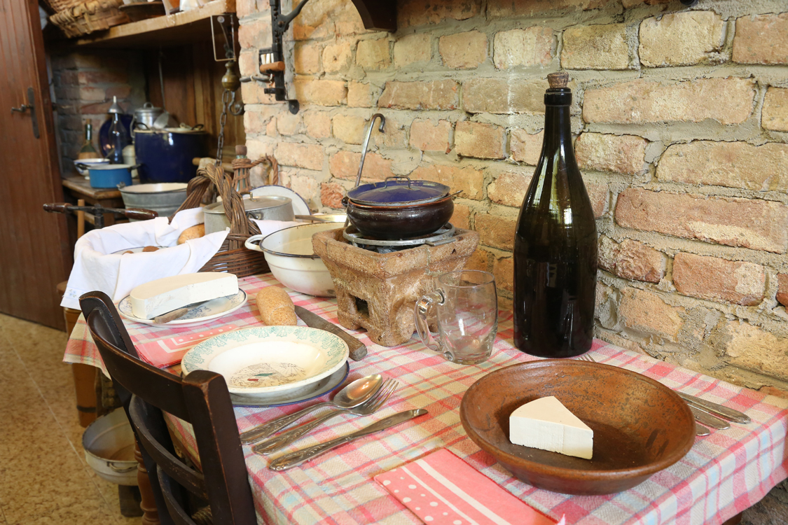MuseoMemoria_143.jpg - TAULA PRUNTA, PIAT, PUSADE, PINTA, SCIUNFETA PER BAGNA CAUDA Tavola apparecchiata, piatti, posate, pinta, fornelletto di terra cotta per mettere la brace e tenere in caldo la bagna cauda