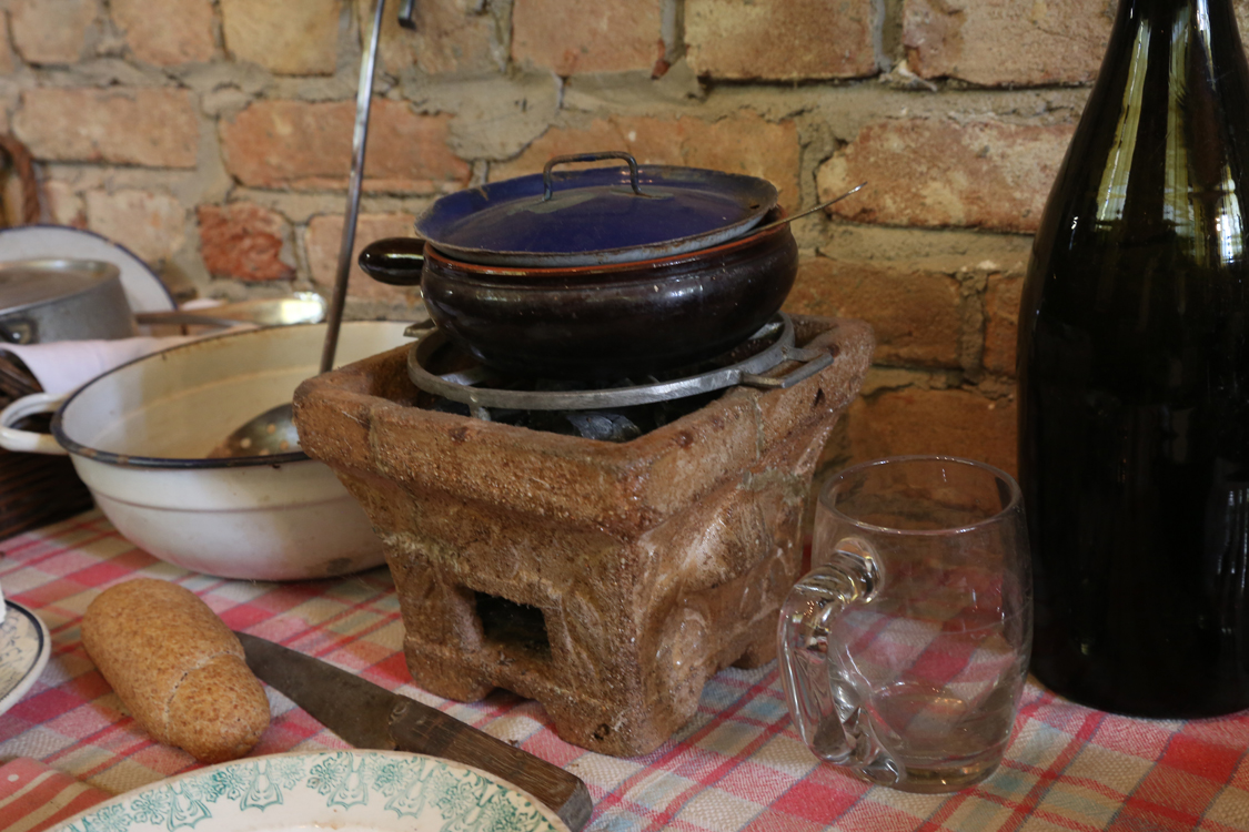 MuseoMemoria_144.jpg - TAULA PRUNTA, PIAT, PUSADE, PINTA, SCIUNFETA PER BAGNA CAUDA Tavola apparecchiata, piatti, posate, pinta, fornelletto in terra cotta per mettere la brace e tenere in caldo la bagna cauda