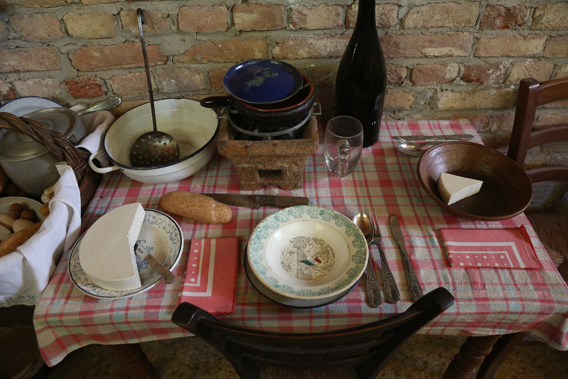 MuseoMemoria_145.jpg - TAULA PRUNTA, PIAT, PUSADE, PINTA, SCIUNFETA PER BAGNA CAUDA Tavola apparecchiata, piatti, posate, pinta, fornelletto di terra cotta per mettere la brace e tenere in caldo la bagna cauda