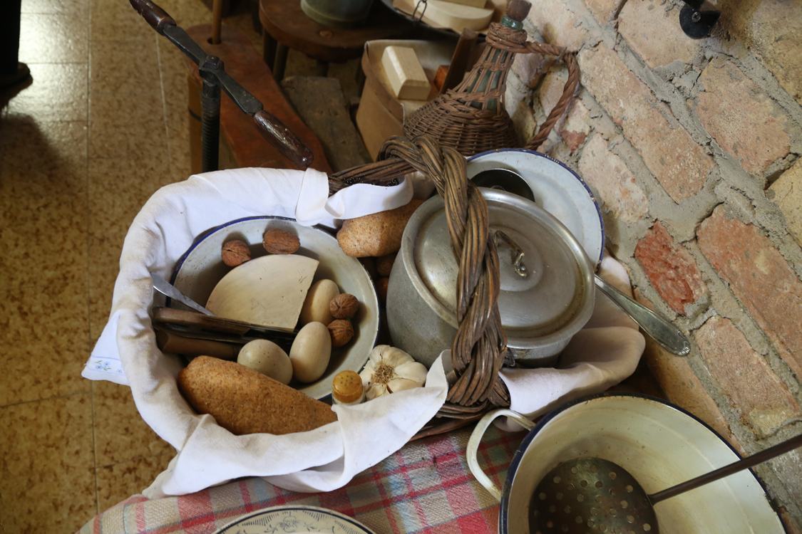 MuseoMemoria_150.jpg - CAVAGNIN PER PURTE' DISNE', OV DUR, NUS, SA, AI, TUMA,TUPINA PER BROD, PIAT ED TOLA Cestino usato per portare il pranzo nei campi: uova sode, noci, sale, aglio, toma, pentola per il brodo, piatto di latta