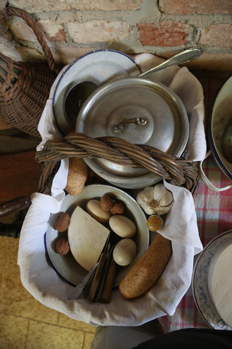 MuseoMemoria_151.jpg - CAVAGNIN PER PURTE' DISNE', OV DUR, NUS, SA, AI, TUMA,TUPINA PER BROD, PIAT ED TOLA Cestino usato per portare il pranzo nei campi: uova sode, noci, sale, aglio, toma, pentola per il brodo, piatto di latta