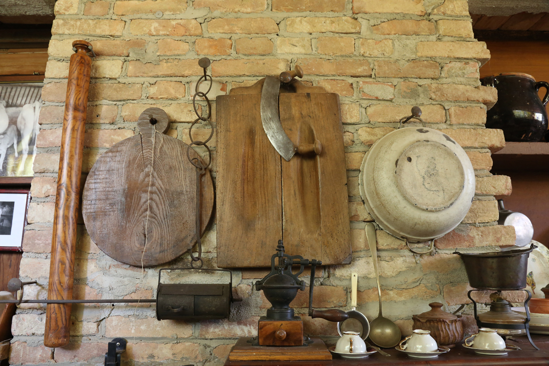 MuseoMemoria_154.jpg - CIAPILAU E PRESIA, GRILET SMALTA' Asse da tritare, mattarello e 