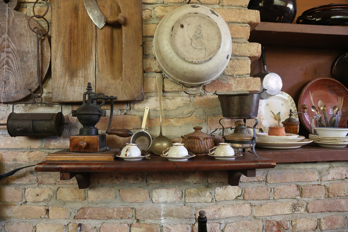 MuseoMemoria_155.jpg - PER FE EL CAFE', MACHINA DA TUSTE', MACININ, TASINE, SUCRERA, CULIN, CASU', FURNELIN A ALCOOL PER SCAUDE' L'EVA PER FE EL CAFE' Per fare il caffè. Macchina da tostare, macina caffè, tazzine, zuccheriera, colino, mestolo, Fornellino ad alcool per scaldare l'acqua e fare il caffe'