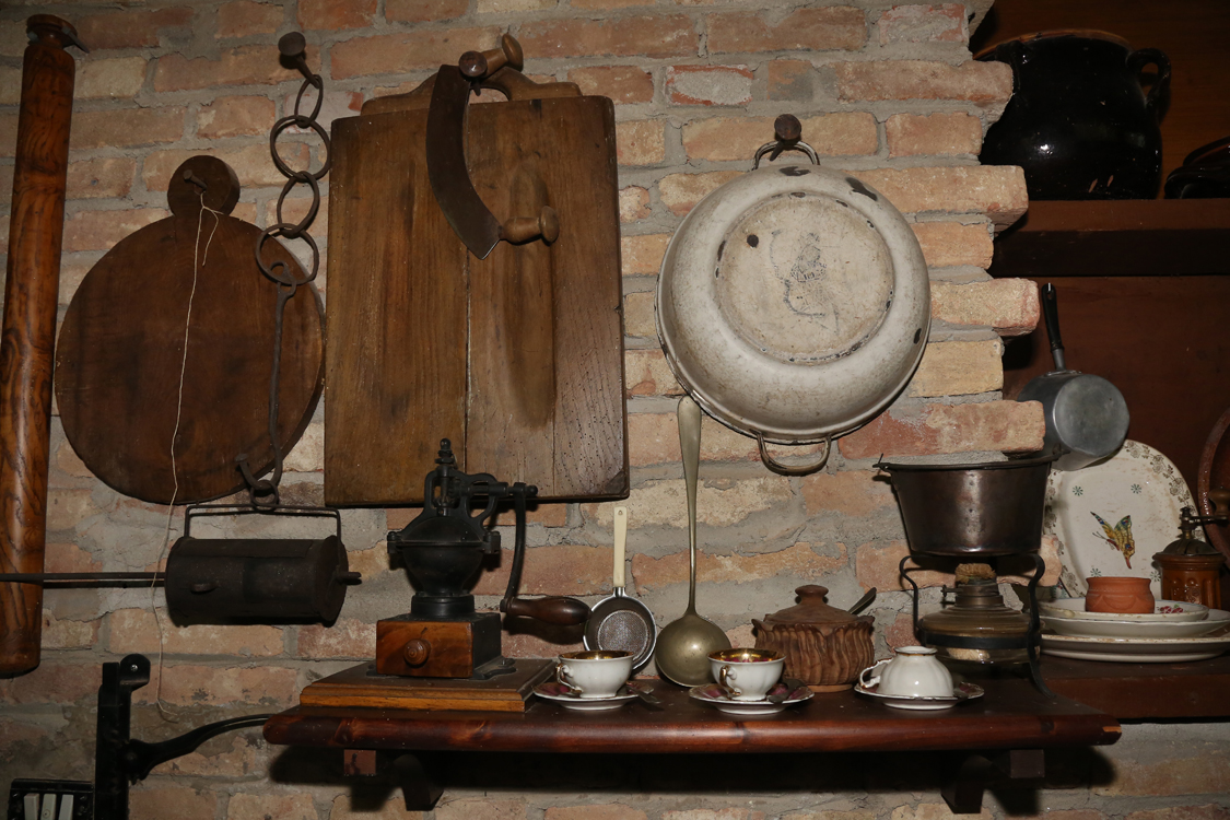 MuseoMemoria_162.jpg - PER FE EL CAFE', MACHINA DA TUSTE', MACININ, TASINE, CULIN, CASU', FURNELIN A ALCOOL PER SCAUDE' L'EVA, AS DA PULENTA e AS DA CIAPILE? Per fare il caffè. Macchina da tostare, macina caffè, tazzine, colino, mestolo, Fornellino ad alcool per scaldare l'acqua e fare il caffe', asso da polenta con il classico cordino, asse da tritare