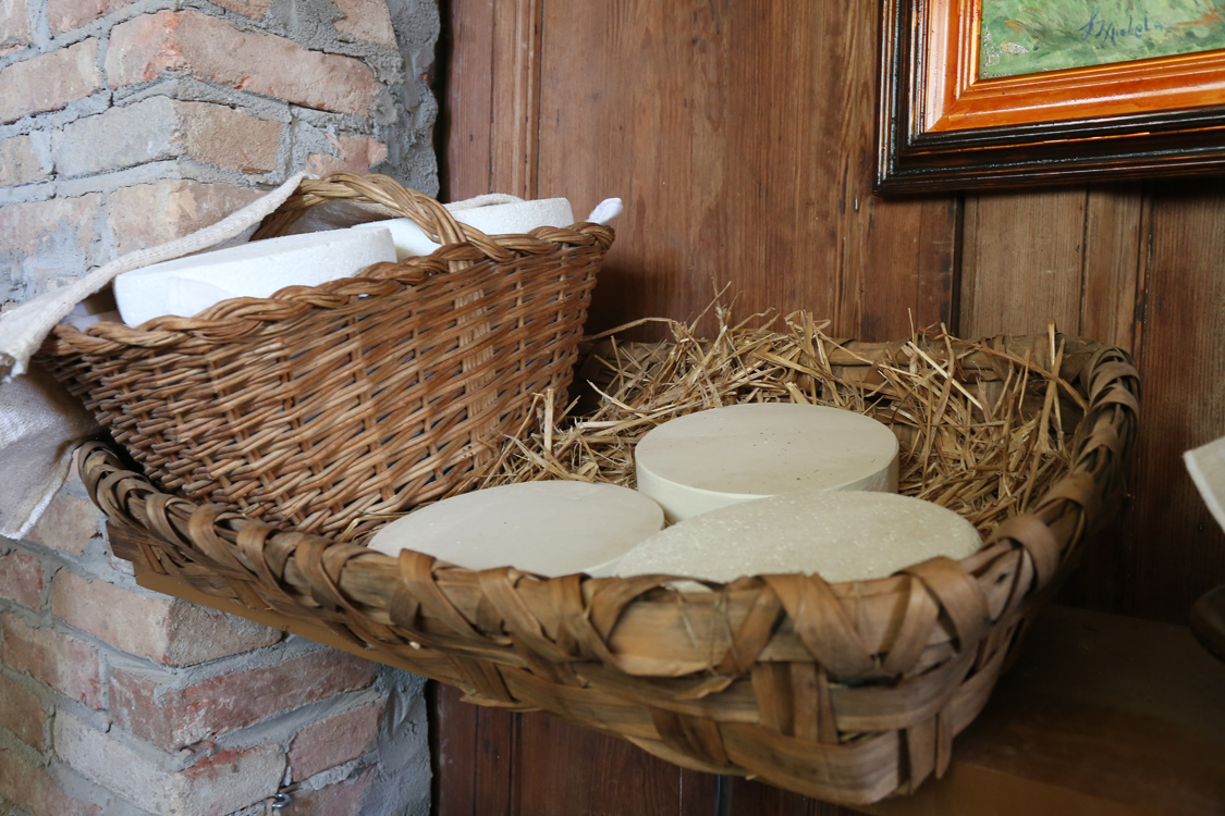 MuseoMemoria_172.jpg - CAVAGNIN CUN A PAIJA PER FE SUVE' ER TUME Cestino con paglia per fare asciugare le tome
