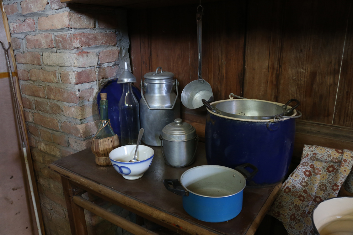 MuseoMemoria_174.jpg - PER TRAVAIJE' U LAC: TUPINA PER CULE' U LAC, SCUELA PER FE A SUPA Per lavorare il latte: pentola con colino, scodella per fare la zuppa