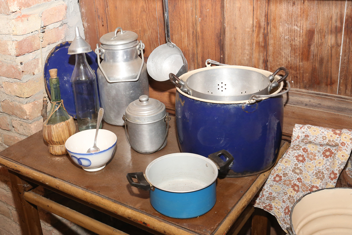 MuseoMemoria_175.jpg - PER TRAVAIJE' U LAC: TUPINA PER CULE' U LAC, SCUELA PER FE A SUPA Per lavorare il latte: pentola con inserito un colino, scodella per fare la zuppa
