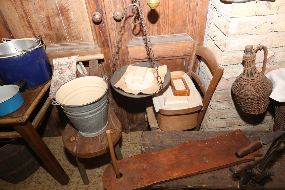 MuseoMemoria_178.jpg - PER VENDE EL BUR Peso usato per pesare e vendere il burro e stampo per fare panetti di burro